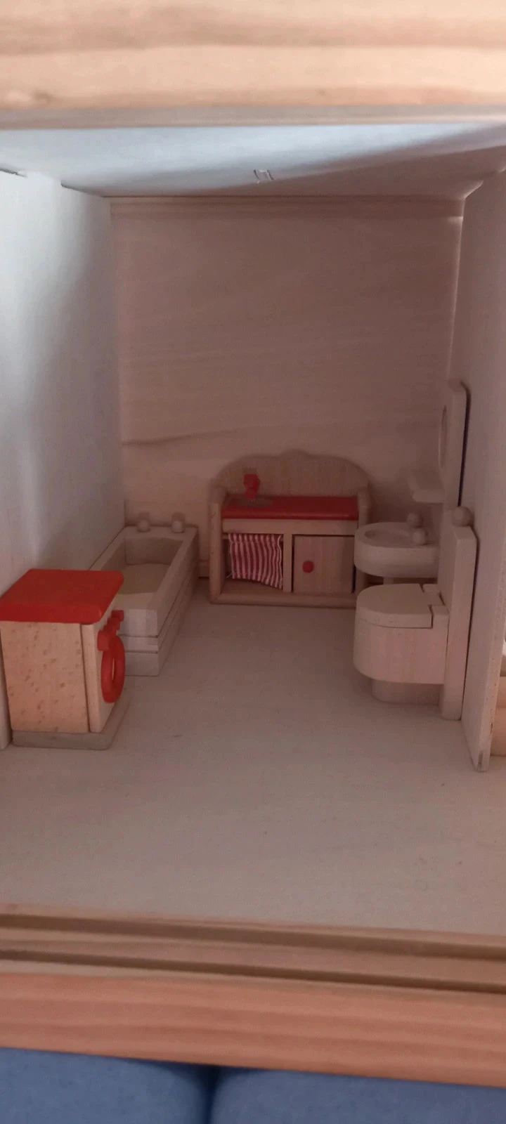 Maison de poupée en bois et mobilier – photo 11